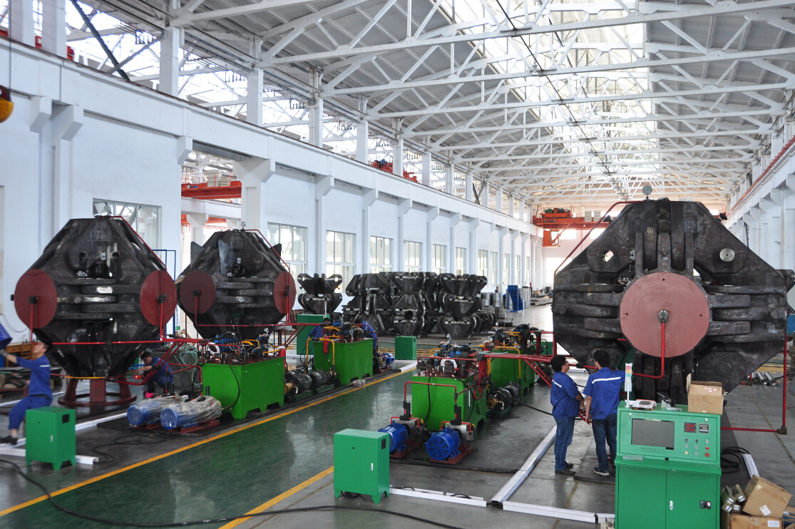 What technical challenges do current hinge-type cubic hydraulic presses face under different synthesis demands?